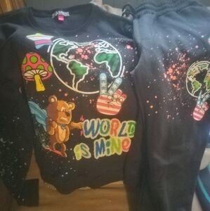 Black Pike/Black Graphic Long Sleeve Tee with Colorful Design! Great Condition